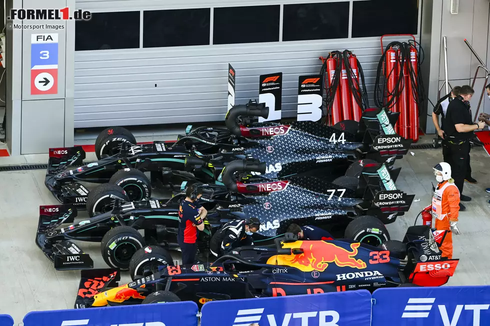 Foto zur News: Max Verstappen (Red Bull), Valtteri Bottas (Mercedes) und Lewis Hamilton (Mercedes)