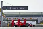 Foto zur News: Callum Ilott, Robert Schwarzman und Mick Schumacher (Ferrari) mit dem Ferrari SF71H