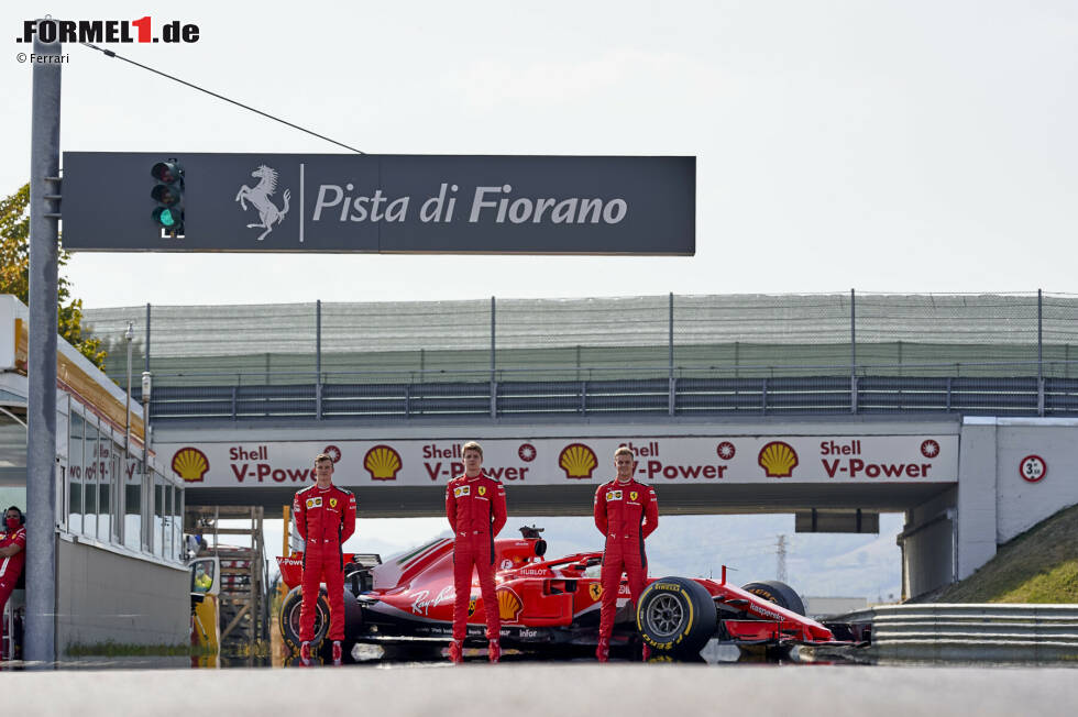 Foto zur News: Callum Ilott, Robert Schwarzman und Mick Schumacher (Ferrari) mit dem Ferrari SF71H
