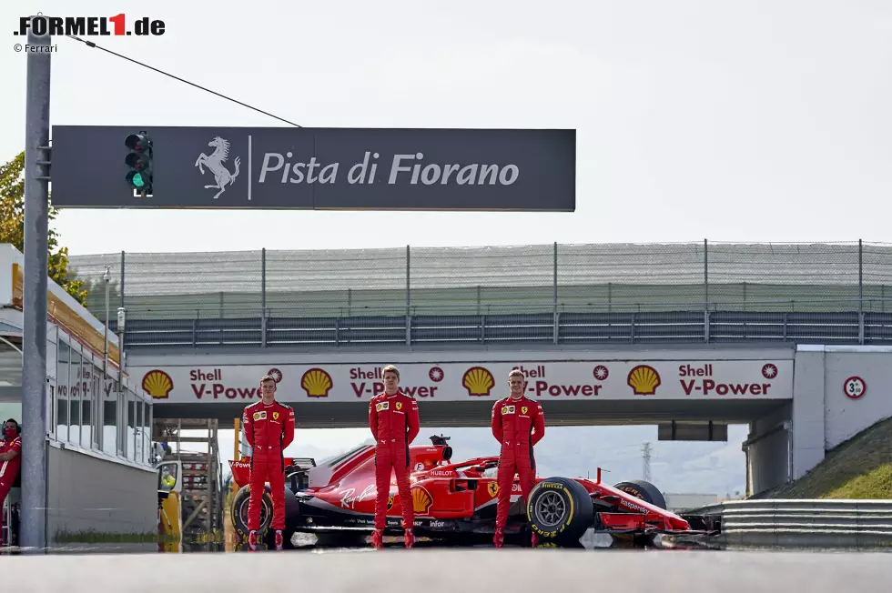 Foto zur News: Callum Ilott, Robert Schwarzman und Mick Schumacher (Ferrari) mit dem Ferrari SF71H