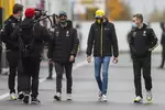 Foto zur News: Daniel Ricciardo (Renault) und Esteban Ocon (Renault)