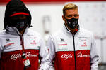 Foto zur News: Kimi Räikkönen (Alfa Romeo) und Mick Schumacher