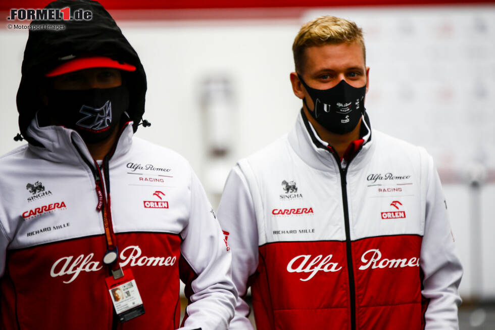 Foto zur News: Kimi Räikkönen (Alfa Romeo) und Mick Schumacher