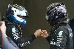 Foto zur News: Valtteri Bottas (Mercedes) und Lewis Hamilton (Mercedes)