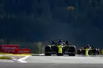 Foto zur News: Daniel Ricciardo (Renault) und Esteban Ocon (Renault)