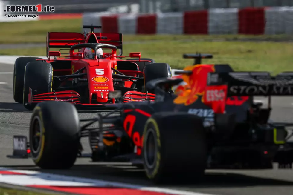 Foto zur News: Sebastian Vettel (Ferrari) und Max Verstappen (Red Bull)