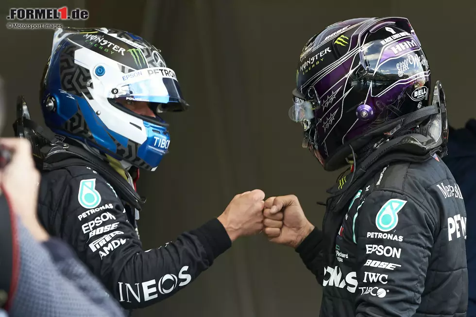 Foto zur News: Valtteri Bottas (Mercedes) und Lewis Hamilton (Mercedes)