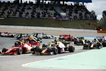 Foto zur News: Charles Leclerc (Ferrari), Max Verstappen (Red Bull), Daniel Ricciardo (Renault) und Esteban Ocon (Renault)