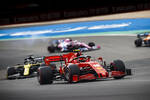 Foto zur News: Charles Leclerc (Ferrari) und Daniel Ricciardo (Renault)