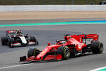 Foto zur News: Sebastian Vettel (Ferrari) und Kevin Magnussen (Haas)
