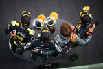Foto zur News: Daniel Ricciardo (Renault), Lewis Hamilton (Mercedes) und Max Verstappen (Red Bull)