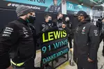 Foto zur News: Lewis Hamilton (Mercedes) und Michael Schumacher