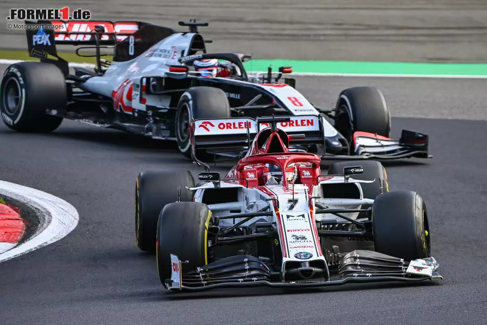 Foto zur News: Kimi Räikkönen (Alfa Romeo) und Romain Grosjean (Haas)