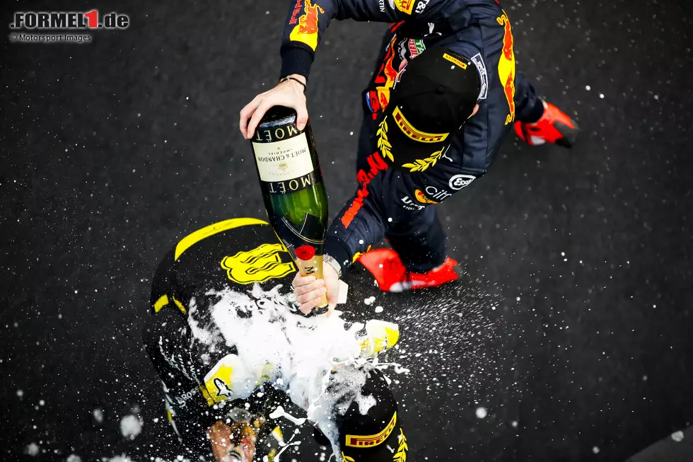 Foto zur News: Daniel Ricciardo (Renault) und Max Verstappen (Red Bull)