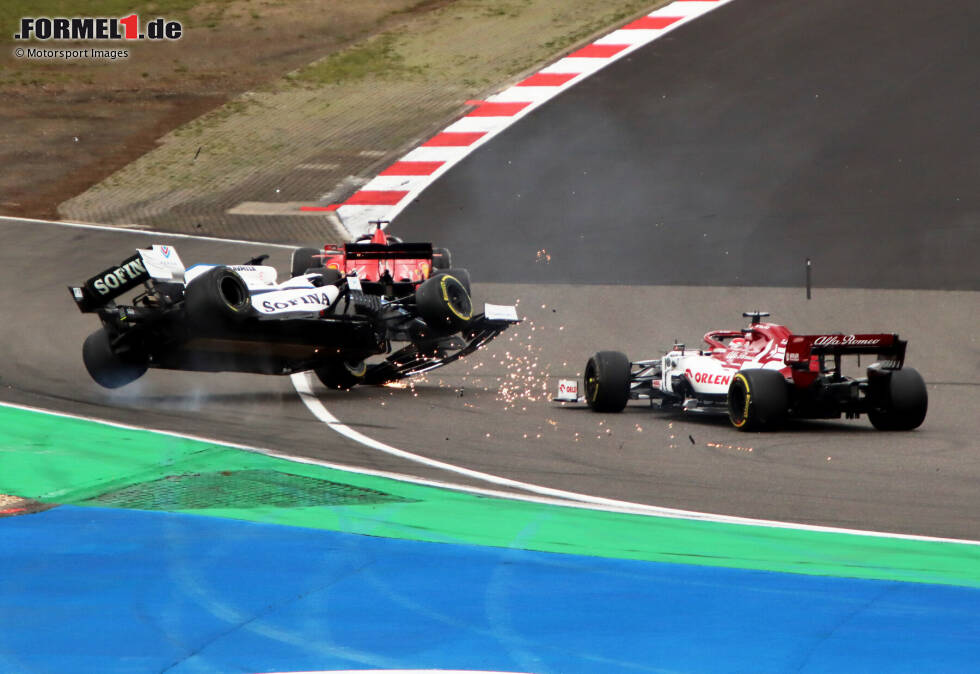 Foto zur News: George Russell (Williams) und Kimi Räikkönen (Alfa Romeo)
