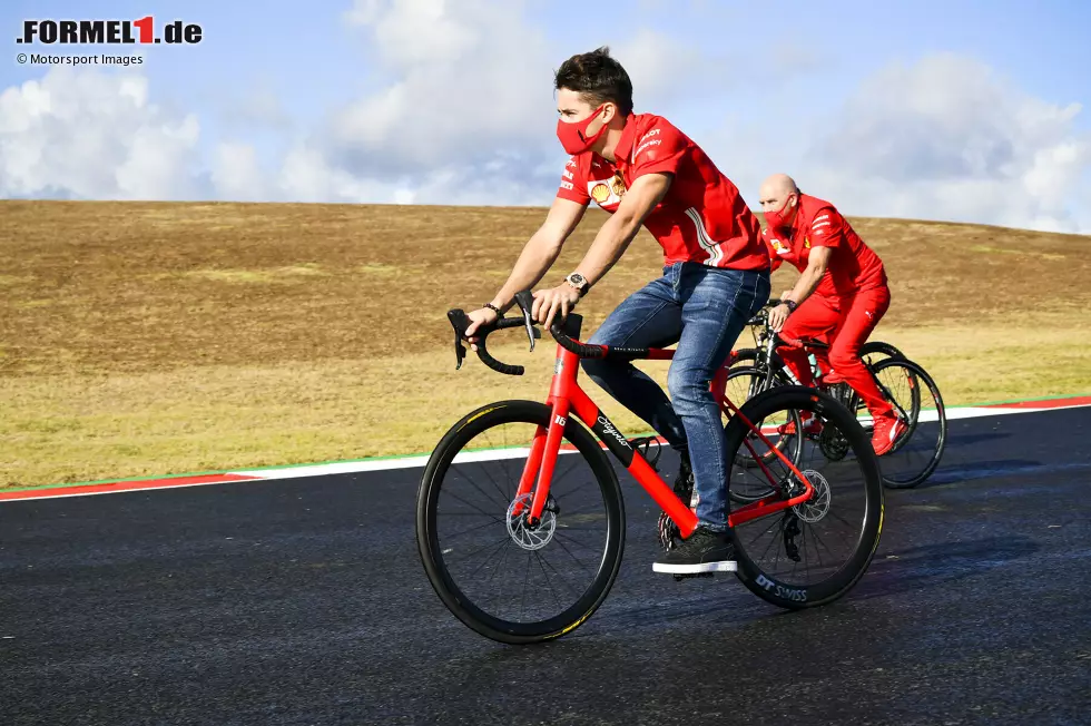 Foto zur News: Charles Leclerc (Ferrari) und Jock Clear