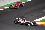 Foto zur News: Antonio Giovinazzi (Alfa Romeo) und Sebastian Vettel (Ferrari)