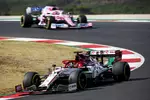 Foto zur News: Kimi Räikkönen (Alfa Romeo) und Sergio Perez (Racing Point)