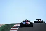 Foto zur News: Alexander Albon (Red Bull) und Kimi Räikkönen (Alfa Romeo)