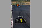 Foto zur News: Esteban Ocon (Renault) und Carlos Sainz (McLaren)