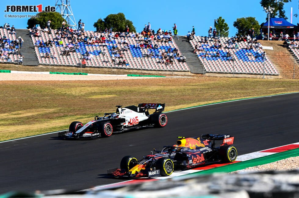 Foto zur News: Alexander Albon (Red Bull) und Romain Grosjean (Haas)