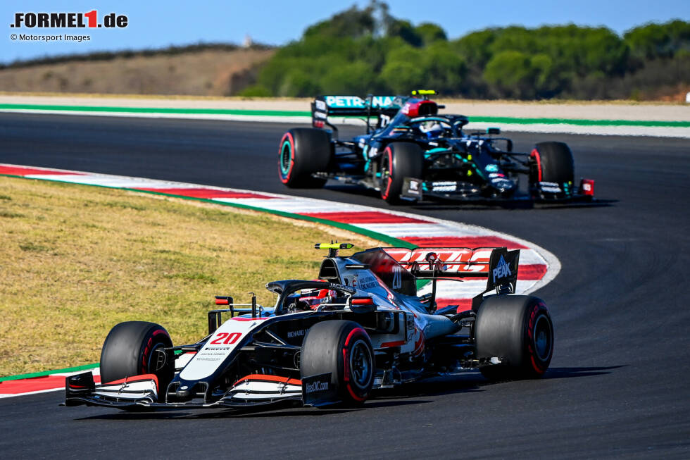 Foto zur News: Kevin Magnussen (Haas) und Valtteri Bottas (Mercedes)