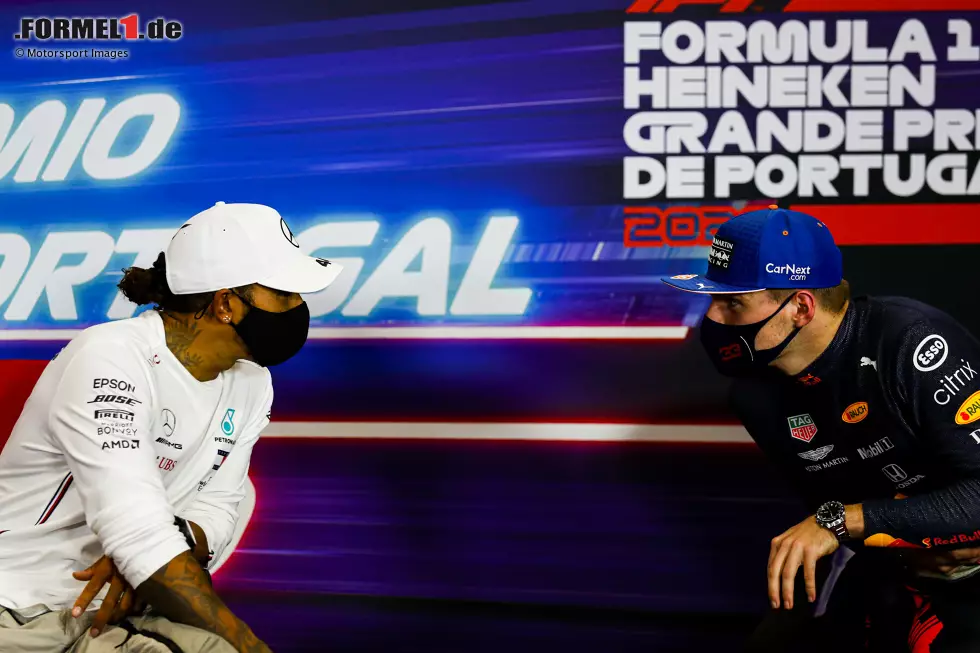 Foto zur News: Lewis Hamilton (Mercedes) und Max Verstappen (Red Bull)