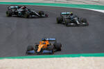 Foto zur News: Carlos Sainz (McLaren), Valtteri Bottas (Mercedes) und Lewis Hamilton (Mercedes)