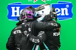 Foto zur News: Valtteri Bottas (Mercedes) und Lewis Hamilton (Mercedes)