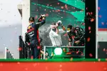 Foto zur News: Max Verstappen (Red Bull), Lewis Hamilton (Mercedes) und Valtteri Bottas (Mercedes)