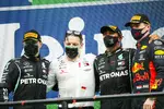 Foto zur News: Valtteri Bottas (Mercedes), Lewis Hamilton (Mercedes) und Max Verstappen (Red Bull)