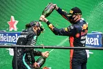 Foto zur News: Max Verstappen (Red Bull) und Lewis Hamilton (Mercedes)