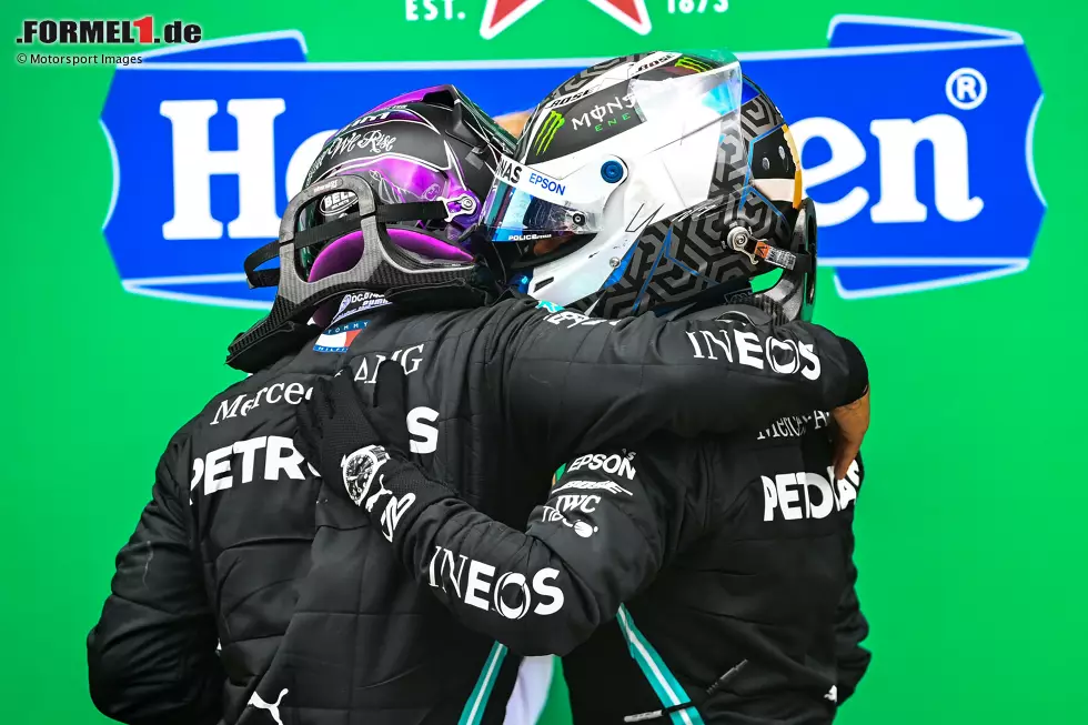 Foto zur News: Valtteri Bottas (Mercedes) und Lewis Hamilton (Mercedes)