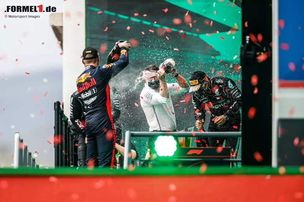 Foto zur News: Max Verstappen (Red Bull), Lewis Hamilton (Mercedes) und Valtteri Bottas (Mercedes)