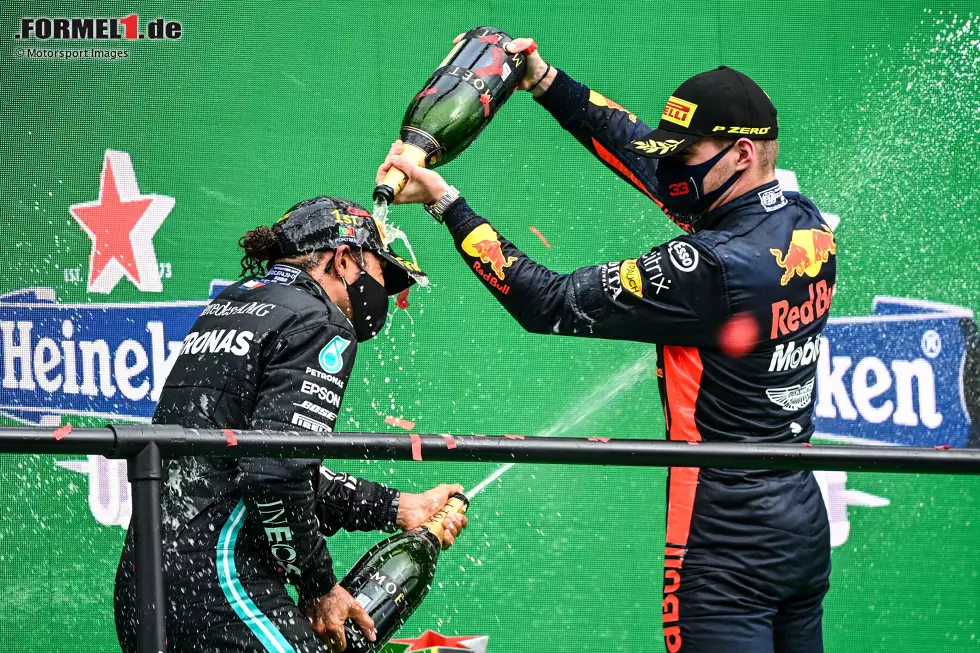 Foto zur News: Max Verstappen (Red Bull) und Lewis Hamilton (Mercedes)