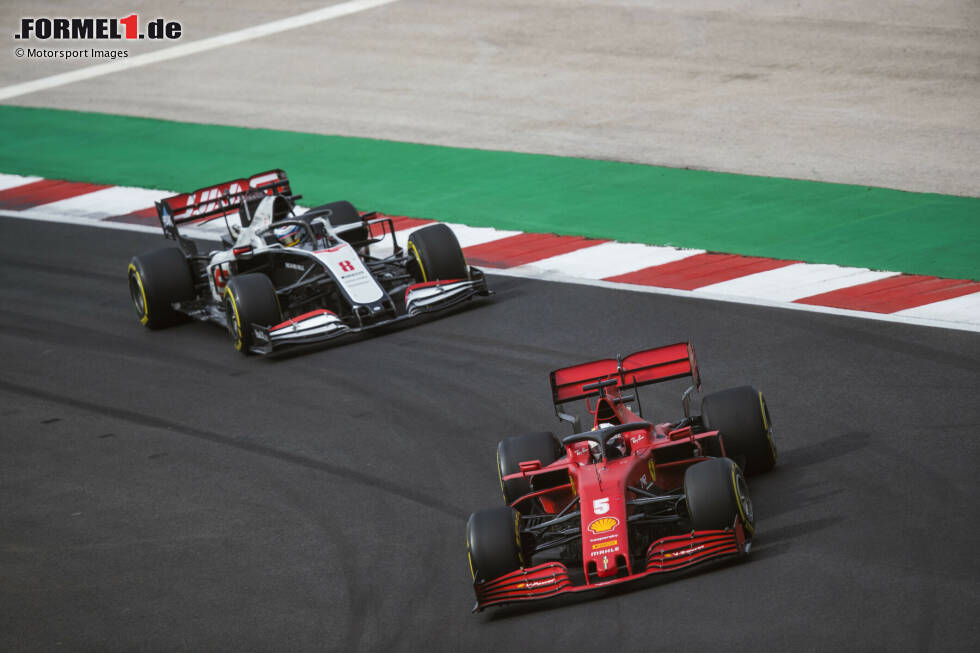 Foto zur News: Sebastian Vettel (Ferrari) und Romain Grosjean (Haas)