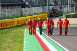 Foto zur News: Sebastian Vettel (Ferrari) und Marc Gene