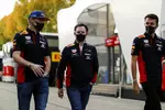 Foto zur News: Max Verstappen (Red Bull), Christian Horner und Alexander Albon (Red Bull)