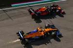 Foto zur News: Alexander Albon (Red Bull) und Carlos Sainz (McLaren)