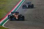 Foto zur News: Carlos Sainz (McLaren) und Valtteri Bottas (Mercedes)