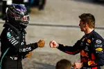 Foto zur News: Lewis Hamilton (Mercedes) und Max Verstappen (Red Bull)