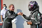 Foto zur News: Valtteri Bottas (Mercedes) und Lewis Hamilton (Mercedes)