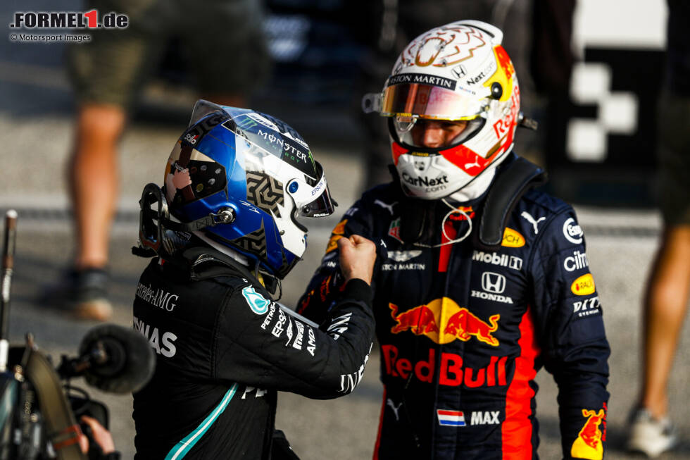 Foto zur News: Valtteri Bottas (Mercedes) und Max Verstappen (Red Bull)