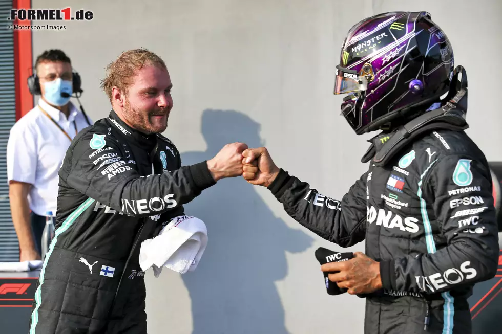 Foto zur News: Valtteri Bottas (Mercedes) und Lewis Hamilton (Mercedes)