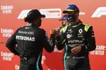 Foto zur News: Lewis Hamilton (Mercedes) und Daniel Ricciardo (Renault)