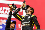 Foto zur News: Lewis Hamilton (Mercedes) und Daniel Ricciardo (Renault)