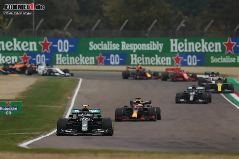 Foto zur News: Valtteri Bottas (Mercedes), Max Verstappen (Red Bull) und Lewis Hamilton (Mercedes)