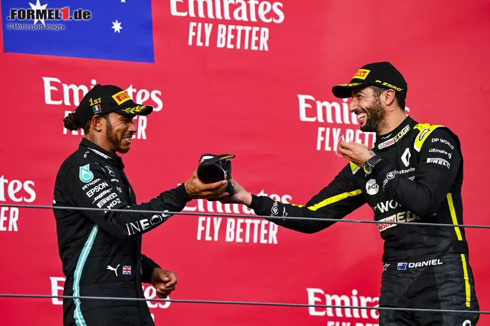 Foto zur News: Lewis Hamilton (Mercedes) und Daniel Ricciardo (Renault)