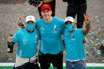 Foto zur News: Valtteri Bottas (Mercedes), Toto Wolff und Lewis Hamilton (Mercedes)