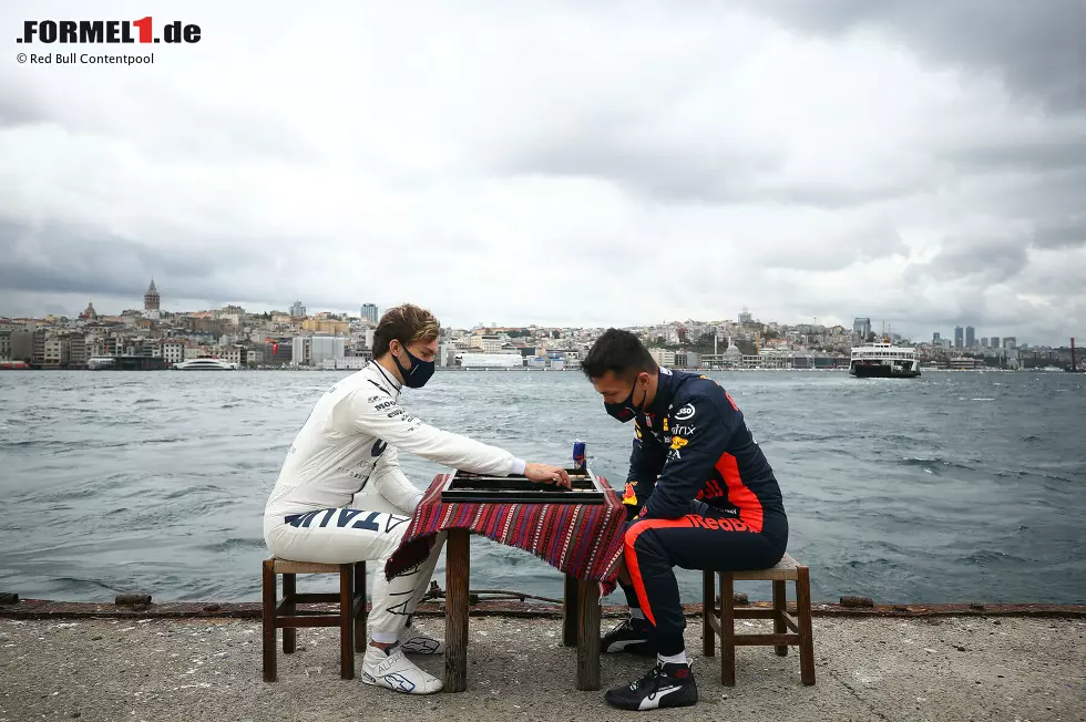 Foto zur News: Pierre Gasly (AlphaTauri) und Alexander Albon (Red Bull)